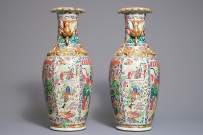 Une paire de vases aux prises en forme de ph&eacute;nix en porcelaine de Chine famille rose de Canton, 19&egrave;me